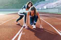 年轻的运动员练习个人教练站开始体育场冲向前准备好了竞争女运动员跟踪锻炼强度有氧运动权力