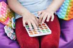 颜色硅胶抗应激玩具流行趋势青少年孩子们手女孩自然玩喝玩具特写镜头孩子们的手玩彩虹流行烦躁不安的人玩具