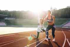 女运动员培训个人教练运行跟踪早....光活跃的健身女人跑步者慢跑阳光明媚的跟踪夏天一天在户外慢跑者活动女运动员