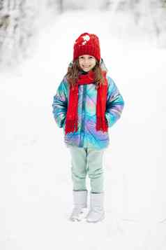 肖像孩子女孩微笑相机站公园户外冬天时间幸福概念下雪天气无忧无虑的童年
