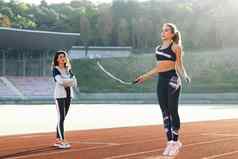 高加索人女人个人教练跳绳子部分健身锻炼运动女好数字跳跃绳子体育跟踪体育场锻炼强度有氧运动权力