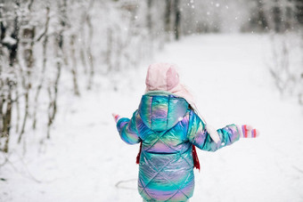 回来视图快乐笑孩子可爱的女孩色彩斑斓的服装他运行雪冬天公园捕捉雪花冬天女孩仙女冰森林走冬天森林