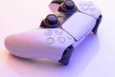 纽约3月索尼游戏机控制器关闭部分操纵杆索尼游戏机置顶盒子白色控制器游戏盒子蓝色的光
