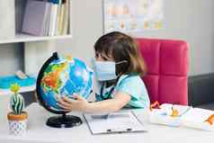 女孩穿着医生的西装对待地球地球可爱的孩子女孩医生把面具全球地球地球保存地球地球手未来手