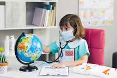 世界地球地球生态友好的生病的地球地球科维德症状女孩穿着医疗衣服听诊器手检查戏剧游戏疗愈地球地球