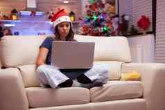女人写作业务电子邮件移动PC坐着莲花位置沙发