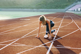 跑步者采取开始块运行跟踪慢跑者活动女运动员女运动员女运动员开始冲刺运行跟踪有氧运动练习锻炼概念