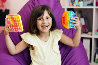 孩子玩时尚的受欢迎的董事会游戏抗应激玩具流行喝简单的酒窝颜色硅胶抗应激玩具流行趋势青少年孩子们女孩玩喝玩具
