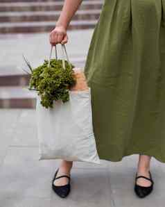 女人携带购物袋高质量照片