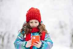快乐孩子聪明的电话有趣的脸面具应用程序细胞屏幕微笑有趣的假期庆祝活动概念死冬天冷天气霜雪