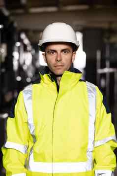 肖像高加索人重行业工程师工人摆姿势自信相机穿需要戴安全帽的统一的业务人硬他安全穿电工电工人