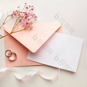 粉红色的花信封保存日期婚礼概念高质量照片