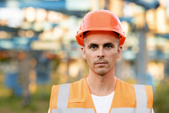 肖像年轻的专业重行业工程师工人穿安全背心把需要戴安全帽的背景无重点大权力站