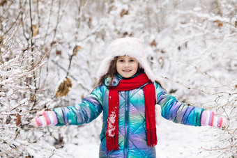 快乐孩子女孩玩雪雪冬天走快乐冬天时间快乐冬天时刻快乐的年轻的女孩长浅黑肤色的女人头发冬天衣服有趣的下雪时间