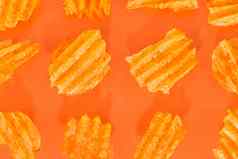 肋土豆零食胡椒柔和的橙色背景脊土豆芯片橙色背景集合平躺