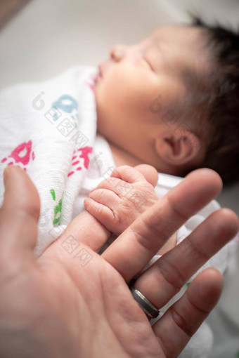 新生儿婴儿婴儿女孩毯子用襁褓包包装小手手指父亲的手指睡觉和平