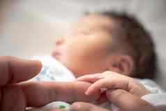 新生儿婴儿婴儿女孩毯子用襁褓包包装小手手指父亲母亲的手指睡觉和平