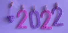 数字使粉红色的淡紫色线程霓虹灯背景挂夹淡紫色针织心概念一年