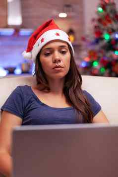 女孩阅读业务电子邮件移动PC电脑工作圣诞节期