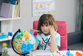 孩子女孩穿着医生的西装措施<strong>温度</strong>地球生态全球气候变暖概念地球<strong>温度温度</strong>计图标全球气候变暖气候改变