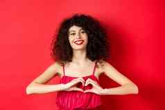 情人一天美丽的女人庆祝情人节显示心标志微笑站浪漫的红色的衣服工作室背景