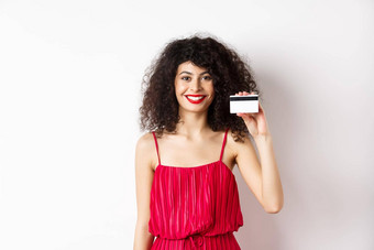 美丽的女人红色的时尚的衣服化妆显示塑料信贷卡微笑推荐提供站白色背景