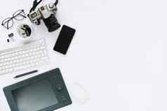 数字相机图形数字平板电脑键盘鼠标手机白色背景高质量照片