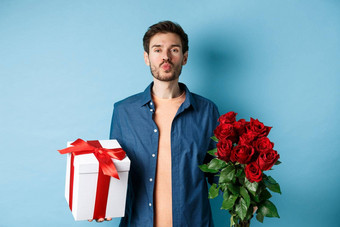 爱情人节一天概念浪漫的的男朋友皱纹嘴唇吻带花束红色的玫瑰礼物日期站蓝色的背景