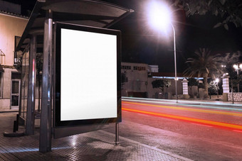 空白广告公共汽车避难所模糊交通灯晚上高质量照片