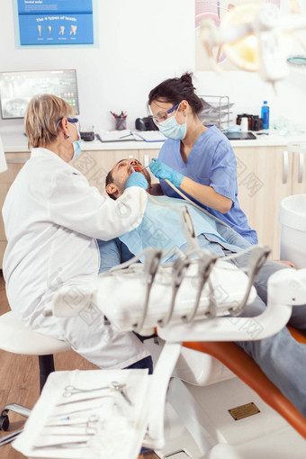 口腔学家高级医生牙痛治疗生病的病人