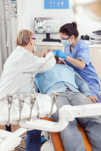 牙齿矫正医师高级女人口腔学治疗生病的病人