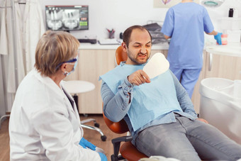 生病的病人检查牙齿牙科手术镜子