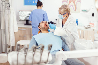 牙齿矫正医师高级医生牙痛治疗生病的病人