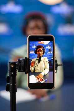 关闭智能手机记录视频博客非洲影响者