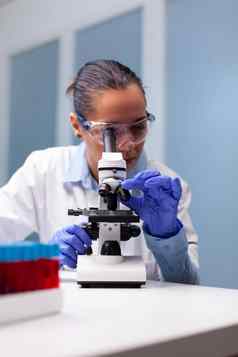 微生物学家女人医疗显微镜分析病毒疾病结果