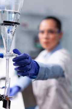 专家化学家女人工作生物化学实验专业生物学工具