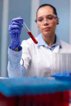 科学家研究员血测试管研究科学生物学专业知识