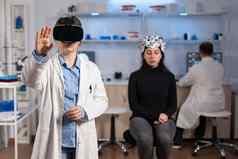 专业研究员穿虚拟现实眼镜医疗创新