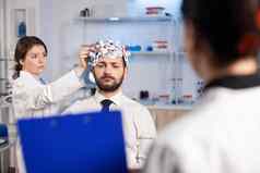 神经科学医生显示剪贴板治疗大脑疾病