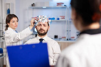 神经科学医生显示剪贴板治疗大脑疾病