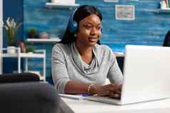非洲美国学生穿耳机浏览信息作曲博客文章