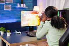 失望伤心非洲女人失去在线游戏竞争