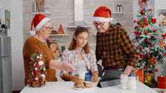 快乐家庭看在线圣诞节电影平板电脑电脑享受假期季节