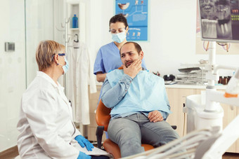 生病的病人抱怨牙痛会说话的牙医