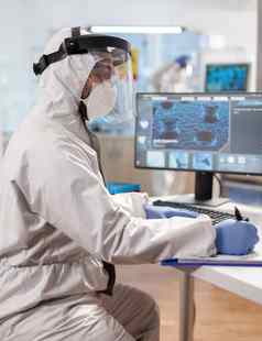 生物化学科学家穿着佩普西装疫情实验