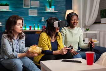 多少数民族朋友社交玩视频游戏护目镜