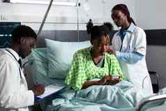 非洲美国女人医生占领咨询病人