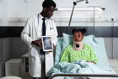 非洲美国医生显示雷平板电脑病人
