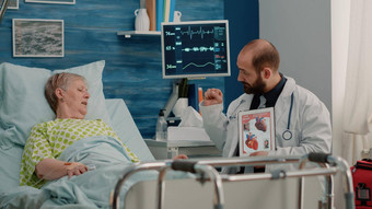 医生显示<strong>心血</strong>管图像平板电脑生病了病人