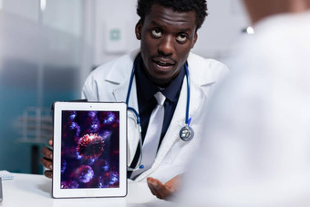 医生非洲美国种族持有数字平板电脑